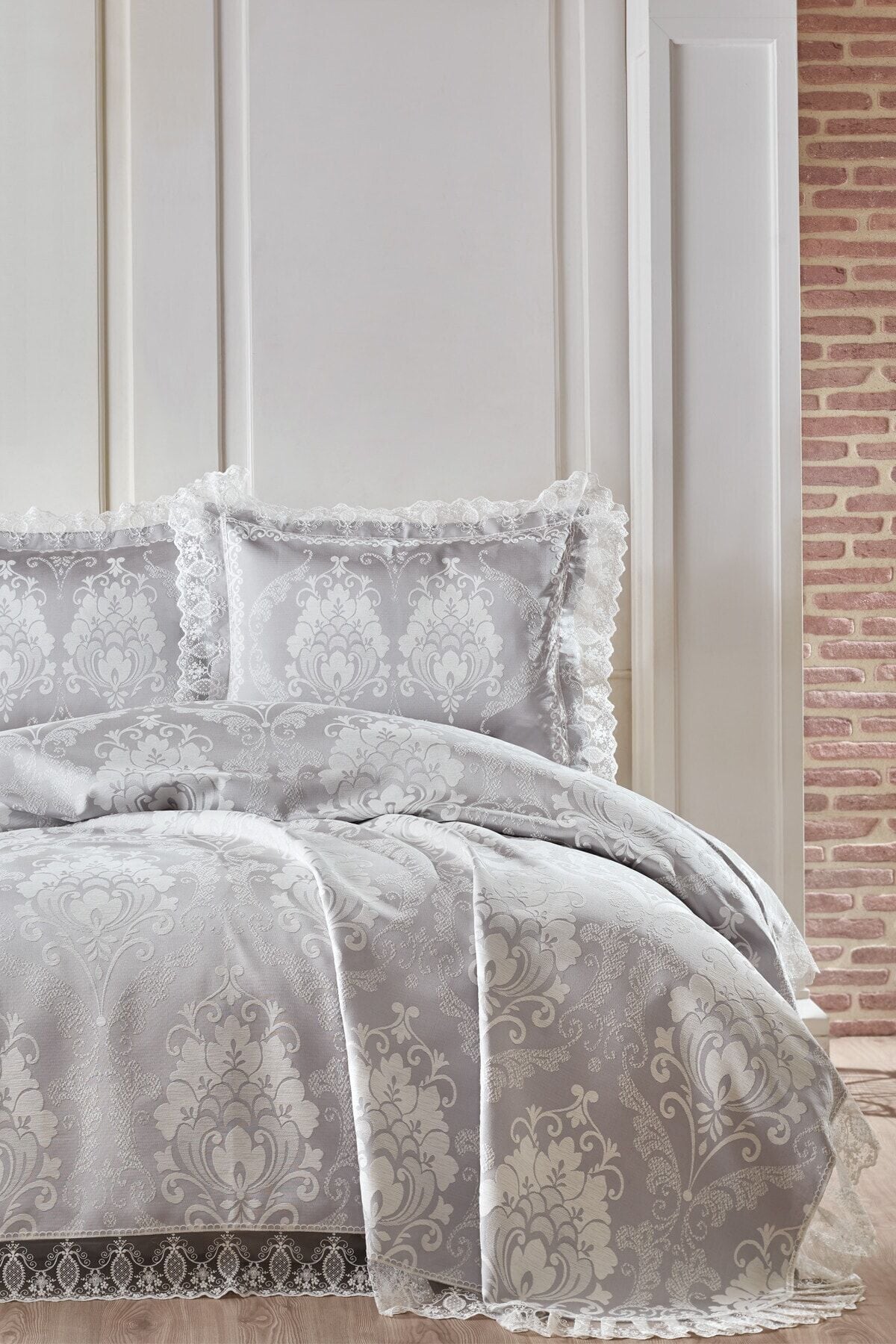 Begonya Dantelli Çift Kişilik Yatak Örtüsü 240x260cm