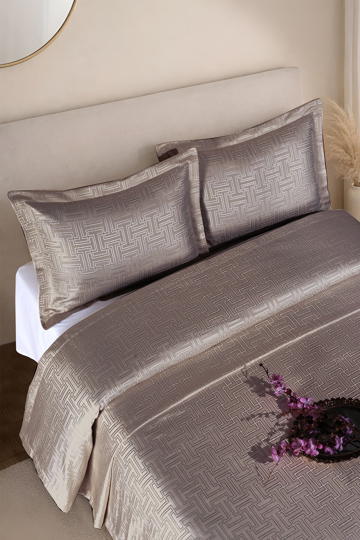 Hermira Jakarlı Çift Kişilik Modern Yatak Örtüsü Takımı 3 Parça 240x250cm Kahverengi̇